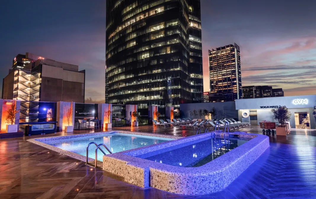 Dónde hospedarse en CDMX: hotel cerca del Ángel con rooftop y alberca